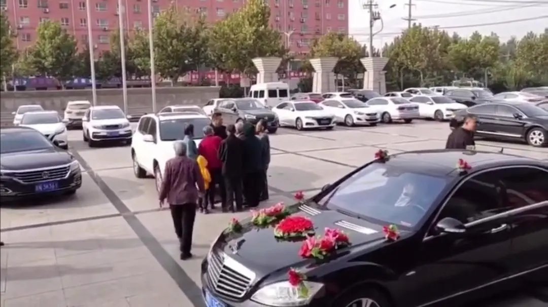 信阳男子拦婚车讨喜钱被伴郎直接抱走,这背后反映了哪些社会问题?