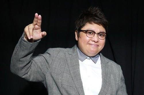 49岁韩红暴瘦后罕现身,众领导簇拥地位不凡,为何却被网友质疑是假货?