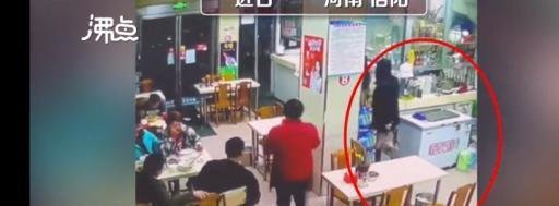 无法无天！河南女生疑因拒绝搭讪遭暴打：用啤酒瓶、椅子砸女生