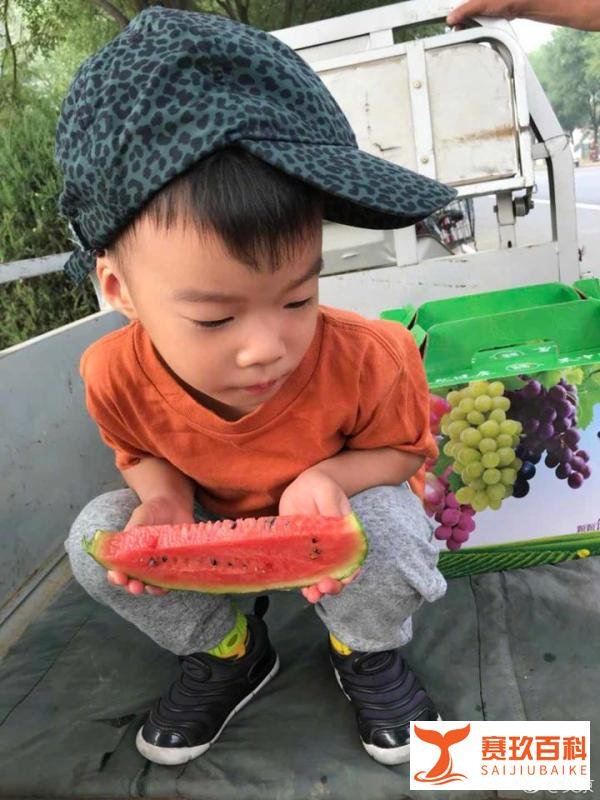 56亿票房帝吴京回家自带小板凳坐火车过道，网友：最接地气的明星