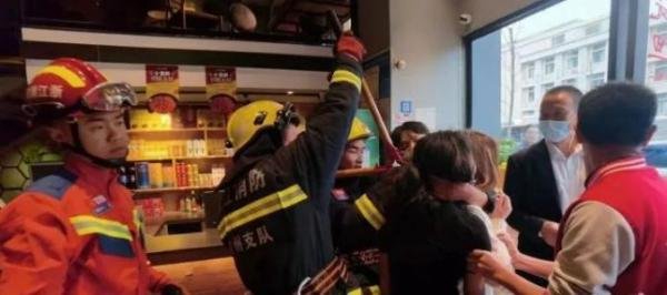 两女子喝酒怕对方溜走用铁链锁一起 这是咋情况？