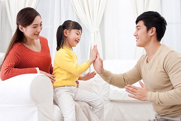 坠楼女婴父亲因舆论压力才让住院,父亲的做法正确吗?