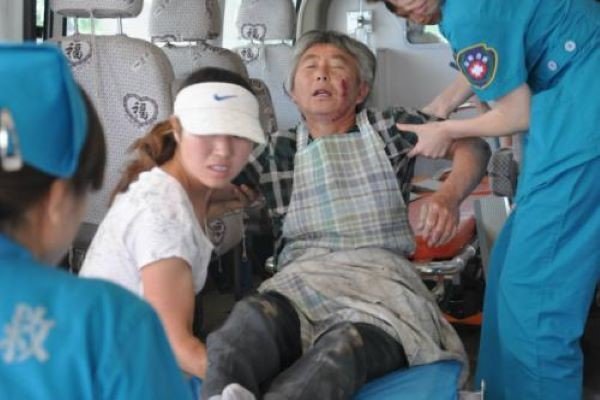 87岁奶奶善意提醒，竟遭18岁男子毒打，到底怎么回事？