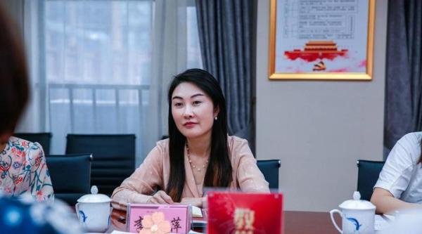 44岁美女干部不雅聊天流出，其身份被扒，21天前曾公开露面