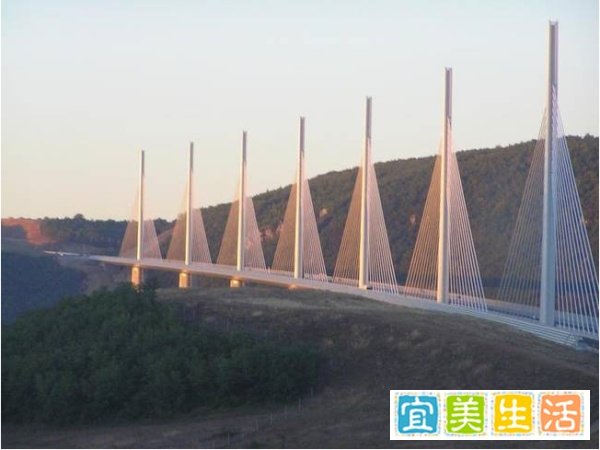 世界最美大桥：花31亿打造力学美学融合奇迹，每年吸引百万游客