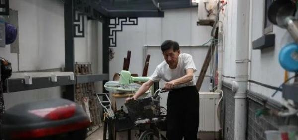 老伴走后第二天浙大老教师又去捡垃圾了