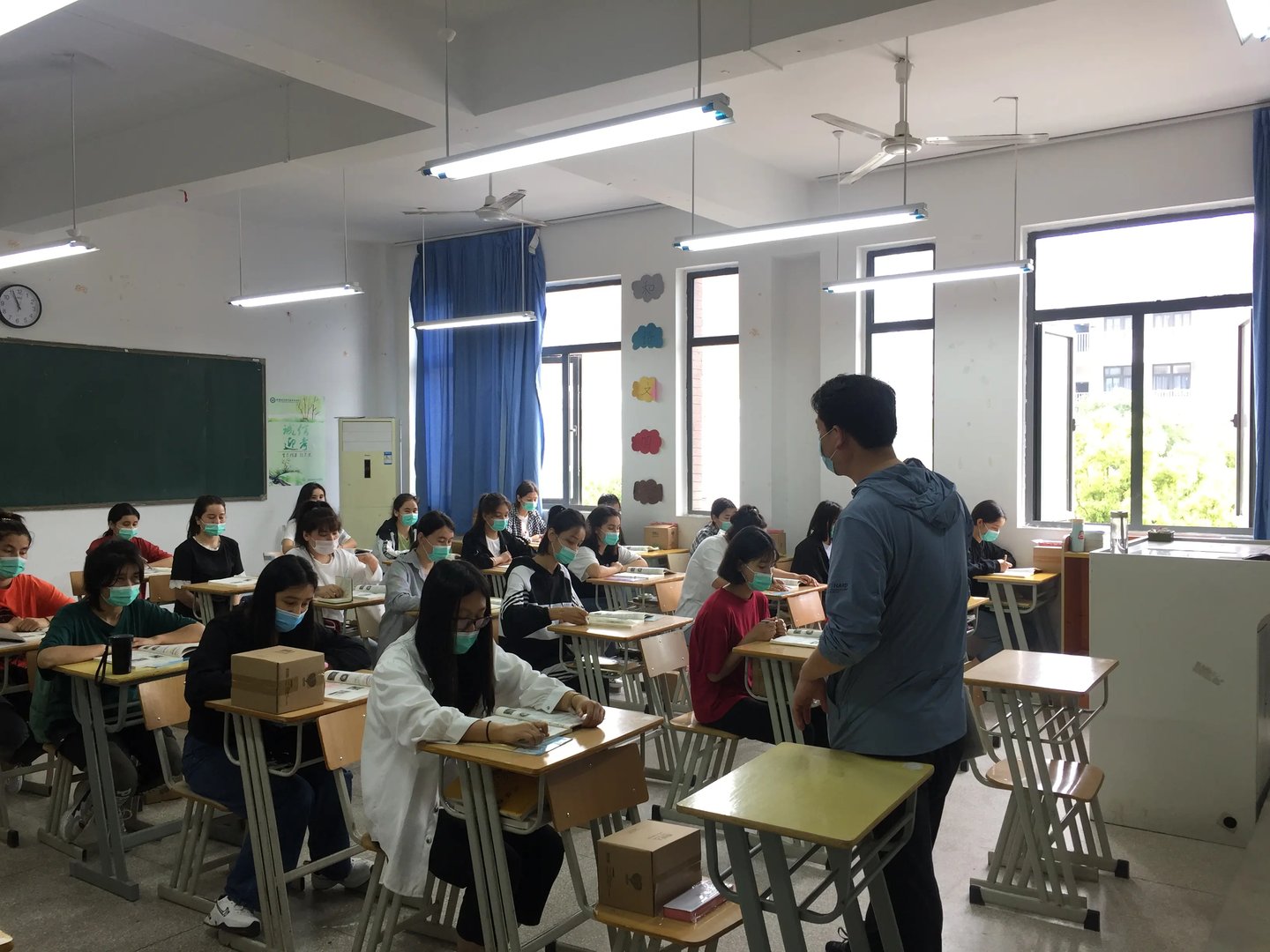 钟南山建议：无疫情学校要开展正常线下教学，如何让家长们无后顾之忧？