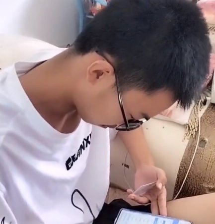 江西一男孩查分后盯着手机面无表情，妈妈瞬间心疼，这到底是怎么回事？