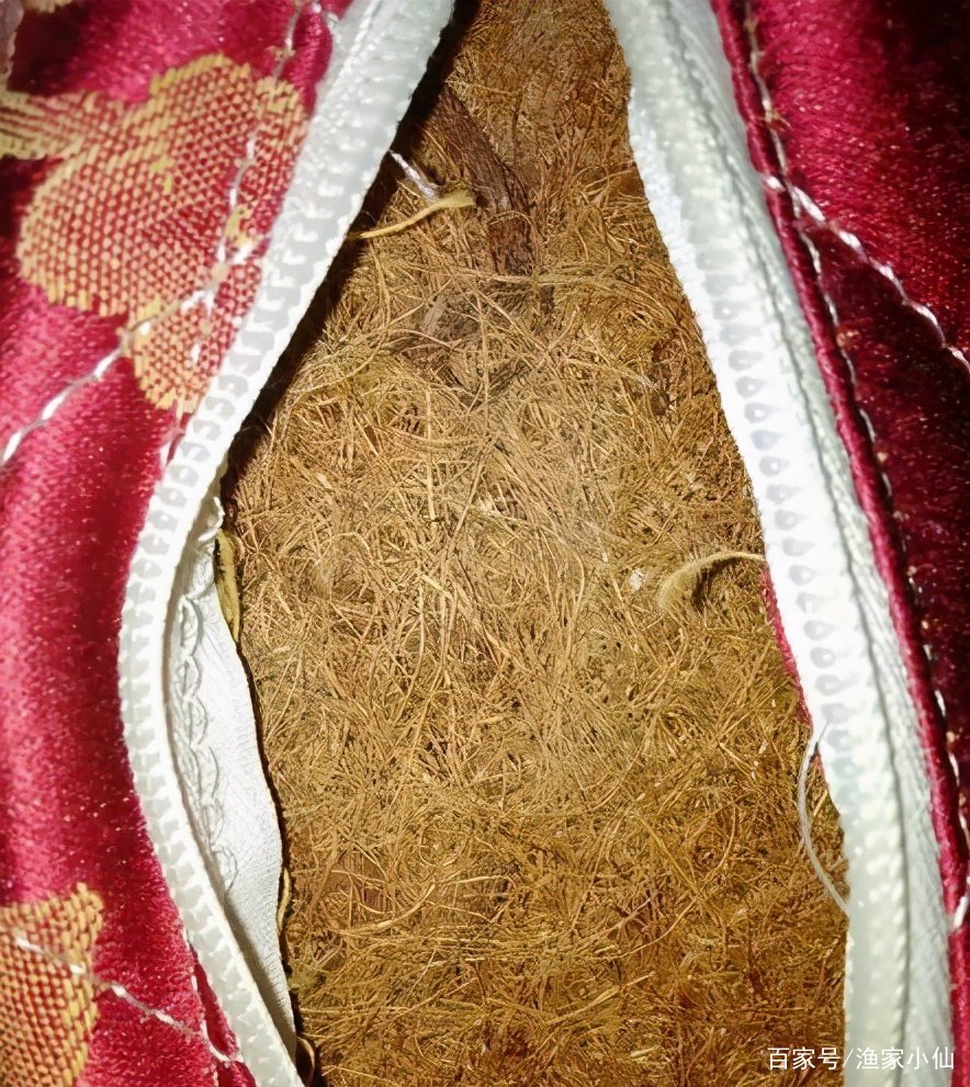 市面上销售的硬胶水棕垫,它含有甲醛吗?