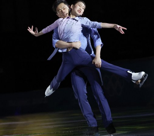 彭程、金杨亮相冰面,在繁花中携手演绎《异乡人》,这一场景有多浪漫?