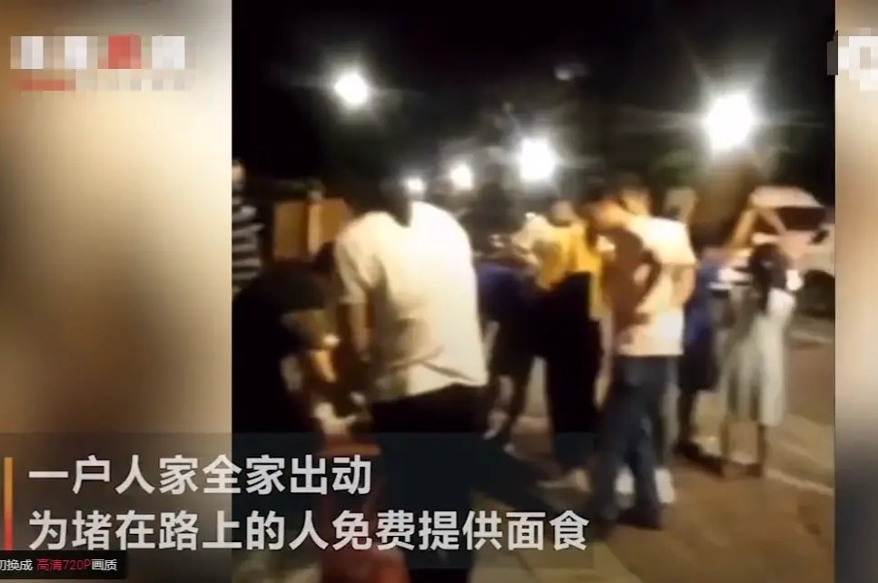 全家出动为堵车路人煮面，吃面的是不是应该给点钱？