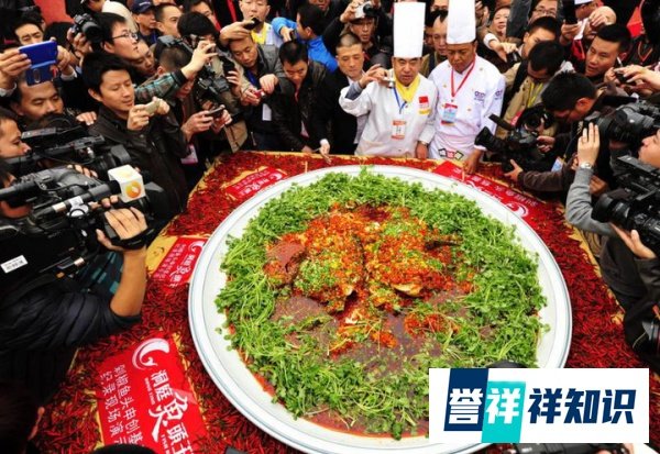 湘菜经典,世界上最大的剁椒鱼头你尝了吗?