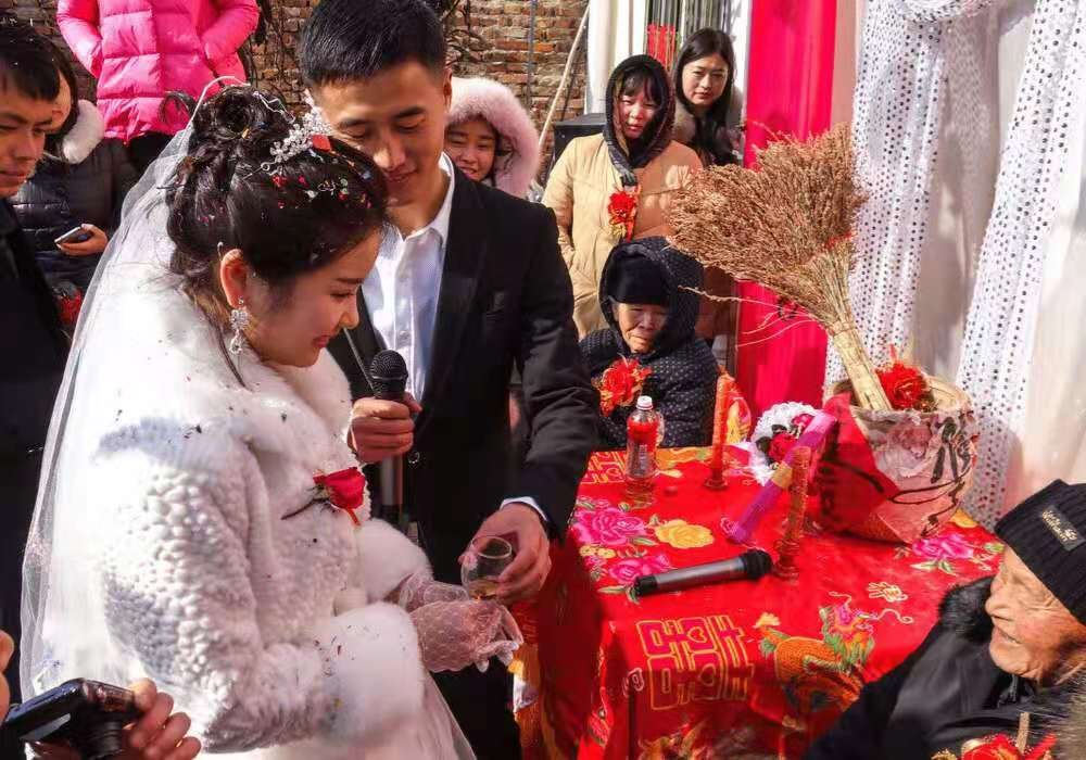 潍坊新娘坐婚房,老奶奶集体趴窗围观,这是个什么样的画面?