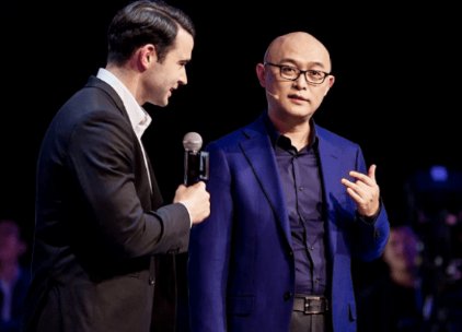 孟非在高尔夫球场做婚礼主婚人！曝出场费12万起，这样的出场费算高吗？