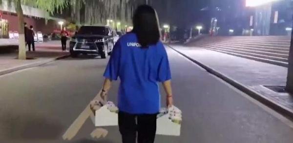 班长为全班同学送上秋天第一杯奶茶,太暖心了