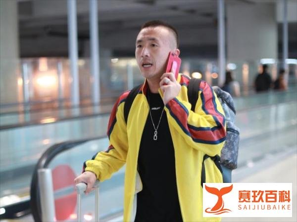 王永珀晒与蒿俊闵合影：只为三哥生日快乐！