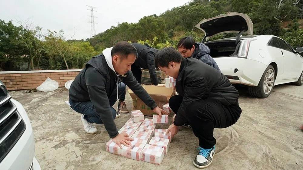 上海警方在地下挖出160万现金，究竟是谁把钱埋在这里的？