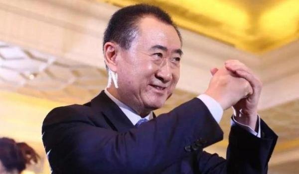 王健林再度归来？还清4000亿负债，6折甩卖酒店如今却赚大了