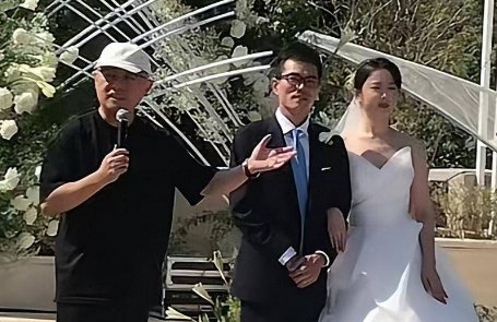 孟非在高尔夫球场做婚礼主婚人！曝出场费12万起，这样的出场费算高吗？