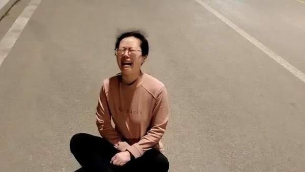 女儿父亲先后患癌女子坐路边崩溃大哭，为了家人，请多注意健康