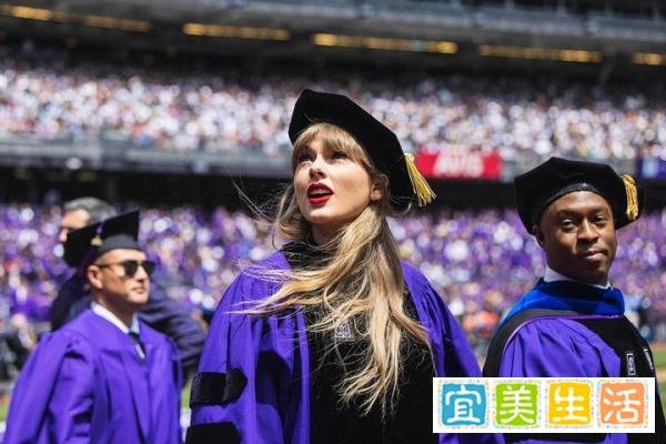 花开蝶自来！歌手“霉霉”获得纽约大学荣誉博士学位