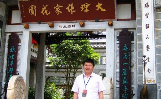 “三尺讲台”的后面是什么？