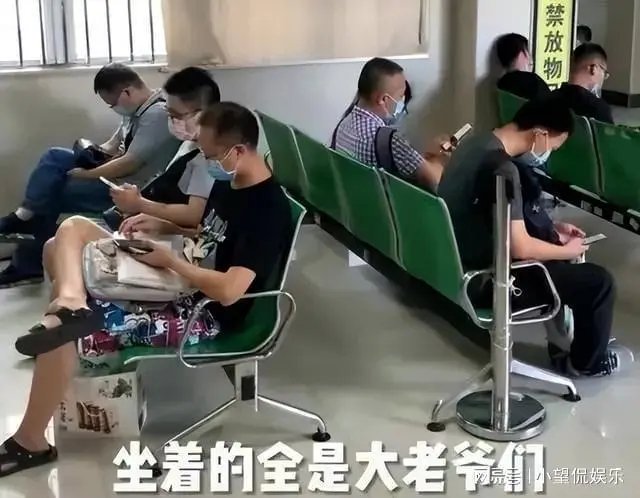 成都男子霸占产科沙发，多名孕妇站一旁，此事凸显出了哪些问题？