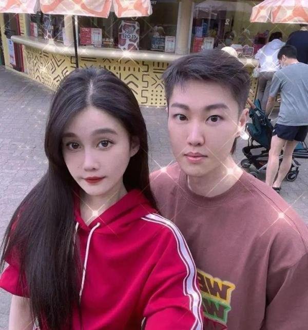 赵本山月底低调嫁女，携妻子飞北京见亲家，球球晒视频心情激动