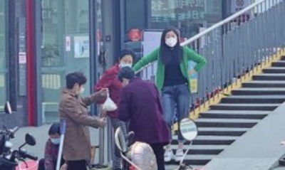 上海街头出现市民聚集聊天,这一幕让人恍若隔世,你多久没看到这一幕了?