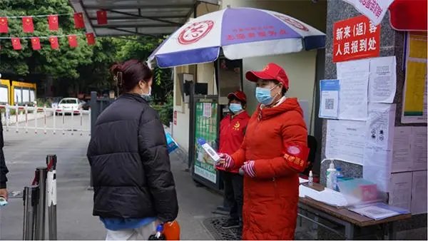 男子在车内饮食违反防疫规定被罚，此事给防疫工作造成了哪些不便？