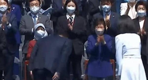 韩国总统就职典礼上,新总统尹锡悦为何要给朴槿惠4次鞠躬?