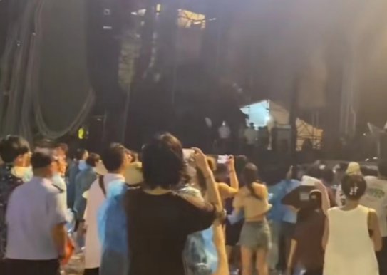手指演出《让我给你买包烟》时，被台下观众扔烟砸脸，观众为何这么做？