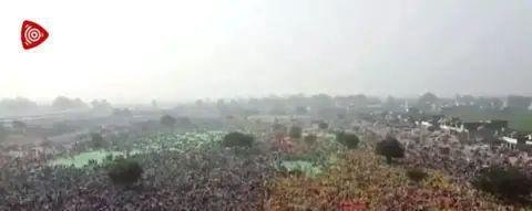印度！10万人聚集抗议政府新法案，誓言抗争！