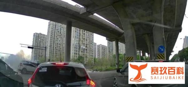 突发，视频实拍车祸现场瞬间，一辆特斯拉遭遇碰撞起火自燃了！