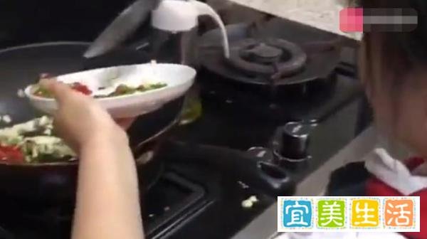 优秀！7岁“小厨师”自创菜式做3菜1汤，网友：我只会砸3碗1锅