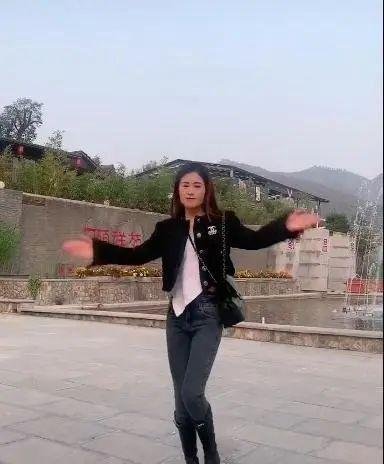 网红“豫北女保安”被“榜一大哥”S害,她走得太匆忙,两个孩子永失母爱