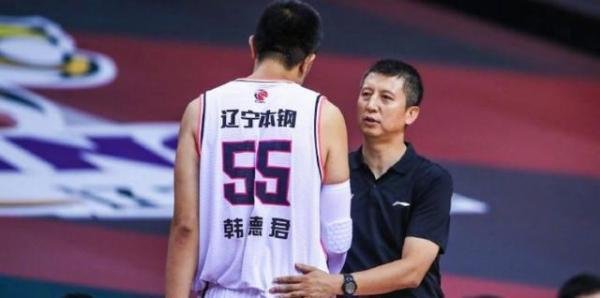 官宣：辽宁男篮主教练郭士强下课！球员状态全无，抱憾怒摔战术板