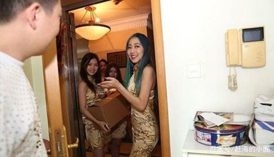 晚上在俄罗斯酒店，为什么会有美女晚上来敲门？导游：千万别开，你怎么看？