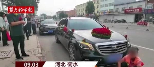 接亲礼花散落一地，环卫工拦婚车不让走！目击者：接亲人最后扫干净了