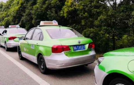 简直太侮辱了！出租车司机回应遭女乘客强吻事件，网友怎么评论？
