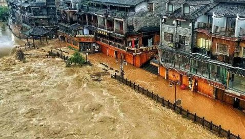 湖南凤凰古城遇强降雨，河水涌进民房，给当地居民造成了哪些影响及损失？