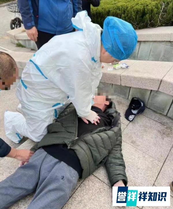 上海小区老人出门看病,大白们跪地祈求,防控联动机制有待完善?