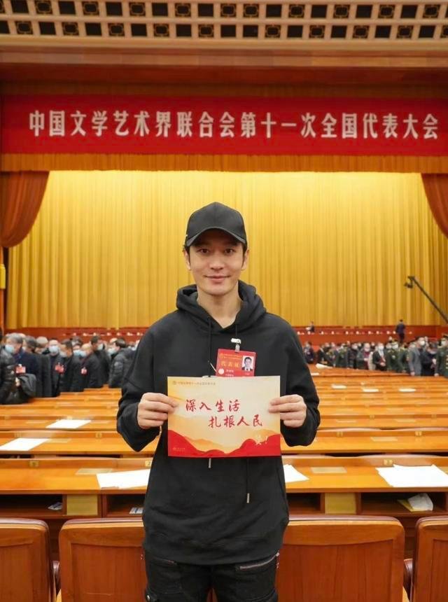 众演艺界人士晒文代会合影,照片中谁最出众?