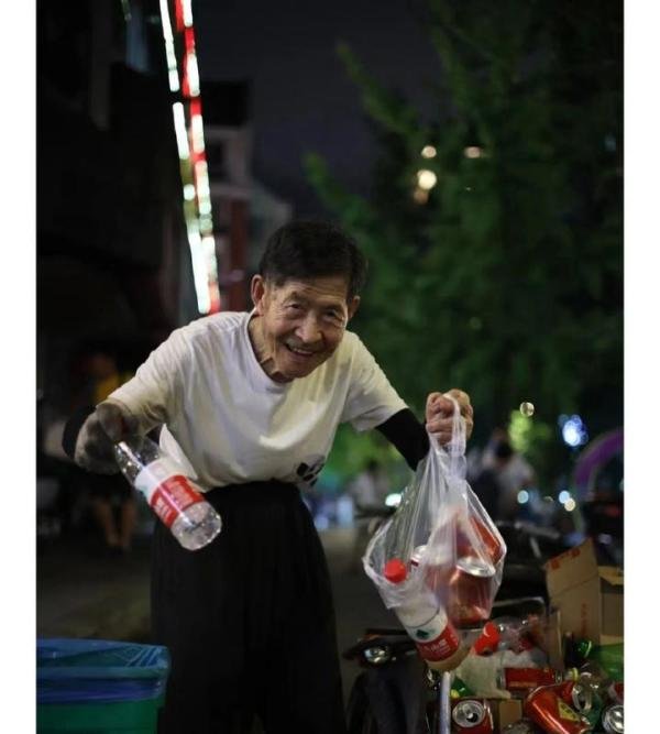老伴走后第二天浙大老教师又去捡垃圾了