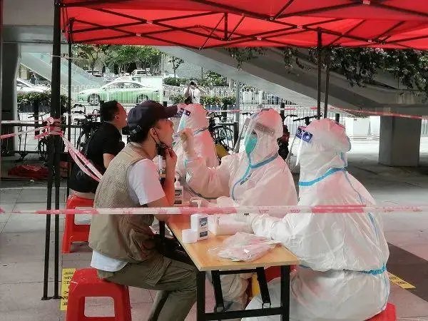 上海核酸“时装秀”现场氛围图释出，这些年轻人为何穿着如此奇特的服饰？