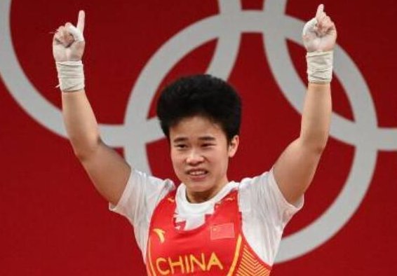 东京奥运会，侯志慧为什么会穿上2016年的队服参加举重比赛？