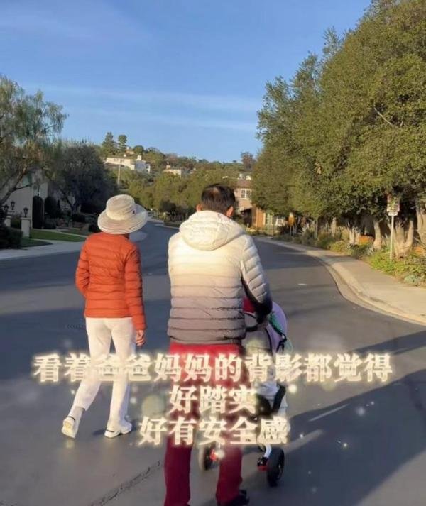 35岁知名主持携父母定居美国,背20万包模样美丽,已嫁富豪生二胎
