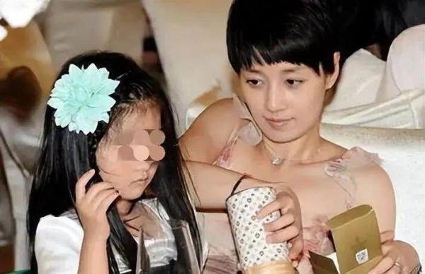 演员文章新恋情曝光:夜晚手牵手,是否真爱无疑?