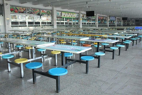 山东一女子在“小饭桌”成功交到了30个3年级的饭搭子，人多吃饭才香吗？