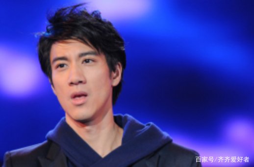 有消息称王力宏因年龄大惨遭娃哈哈解约,看到演唱会喝的水秒打脸,咋回事?
